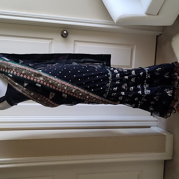 Divya Kanakia Pre-stitched Ruffled saree & sequin ready to wear blouse XS NWT - Picture 11 of 15